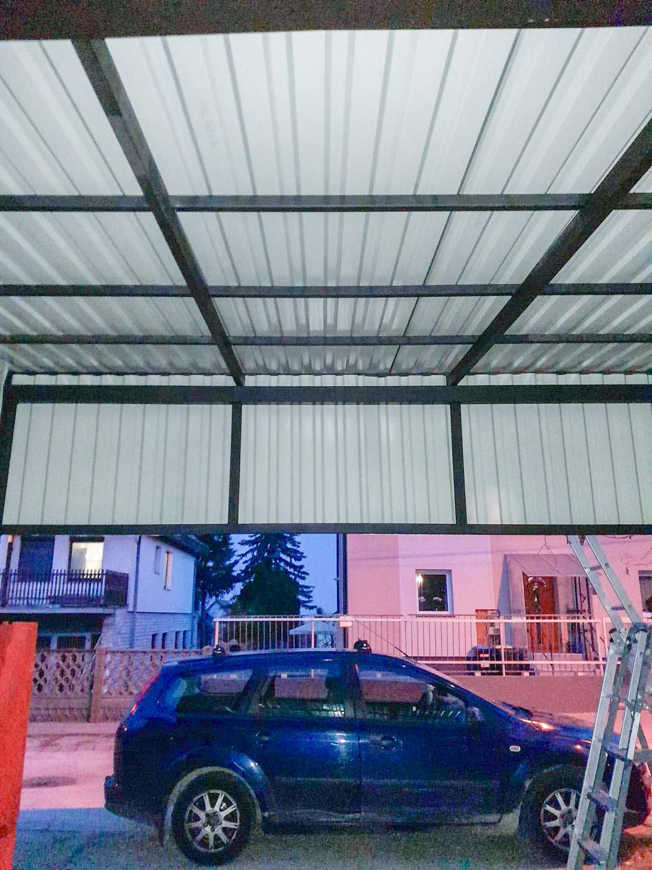 Trapézlemez autóbeálló tető – fehér fedés