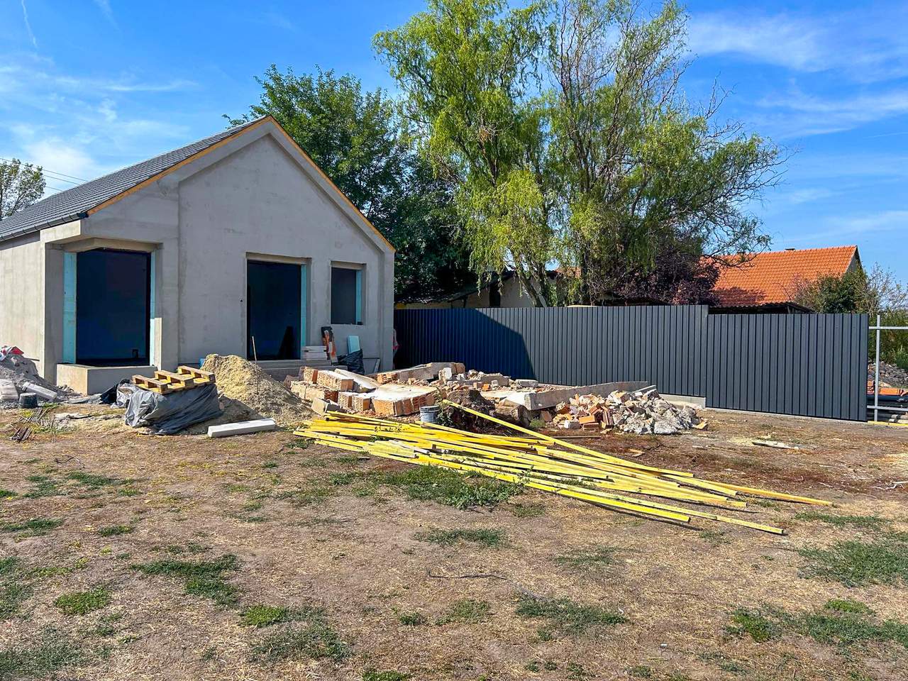 Antracit trapézlemez kerítés építkezésnél – elölnézet