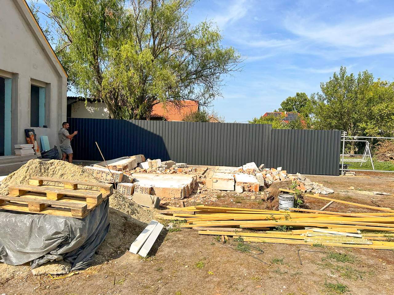 Antracit trapézlemez kerítés építkezésnél – oldalnézet