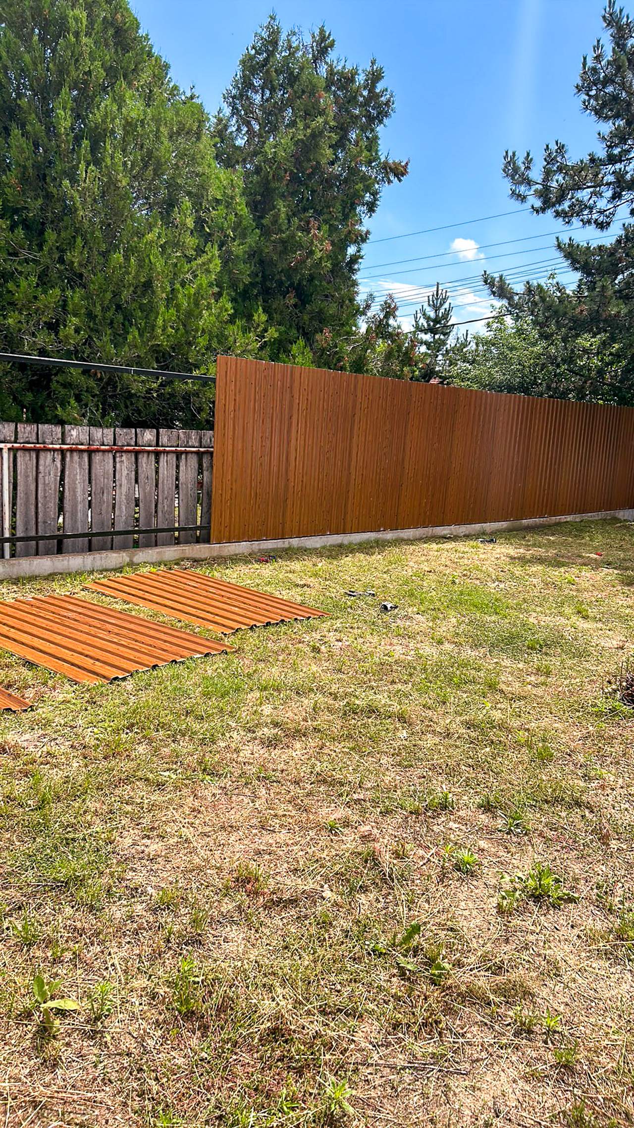 Fahatású trapézlemez lemezek előkészítve kerítésépítéshez