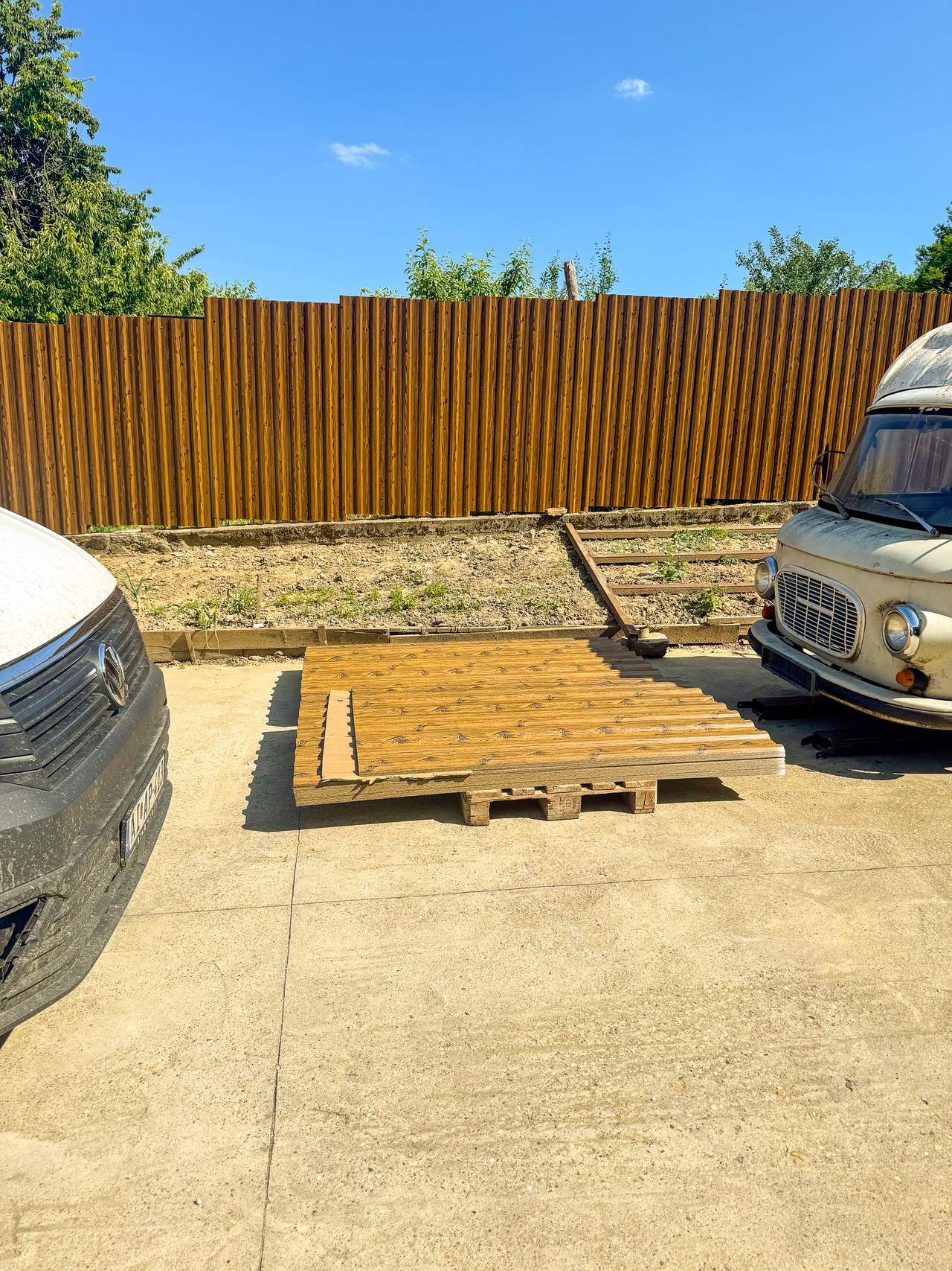 Fahatású trapézlemez lemezek raklapon – kerítésépítéshez