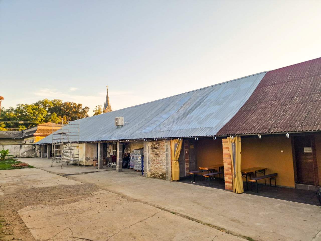 Trapézlemez tetőfedés – épület felújítás új lemezekkel