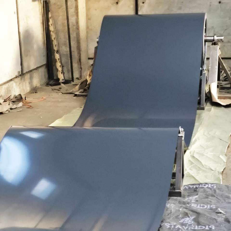 Antracit trapézlemez felület közelről