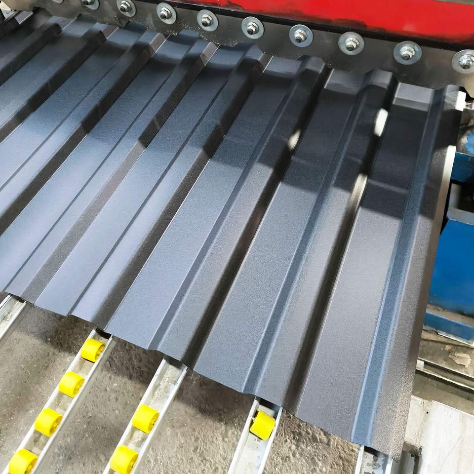 Antracit trapézlemez gyártás gépen oldalnézet