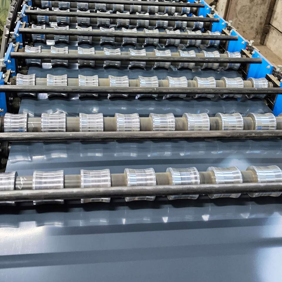 Antracit trapézlemez kész lemez raklapon