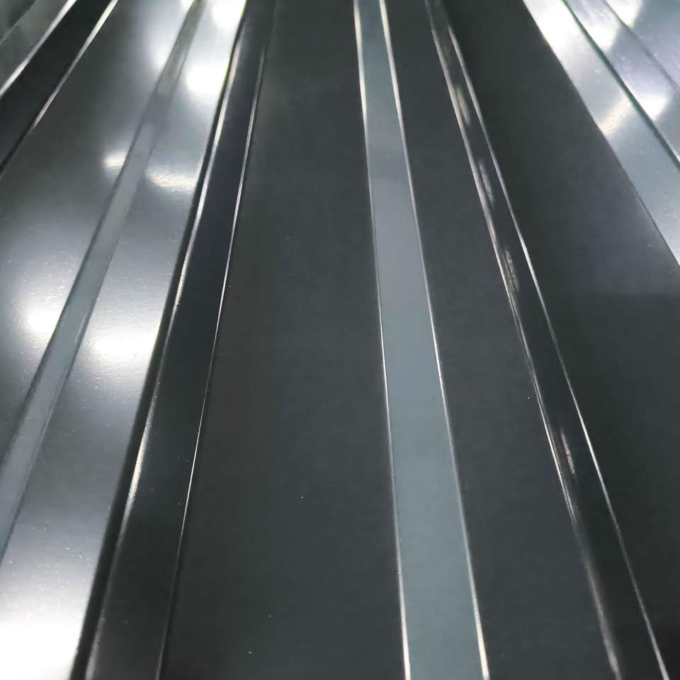 Antracit trapézlemez profil közelről