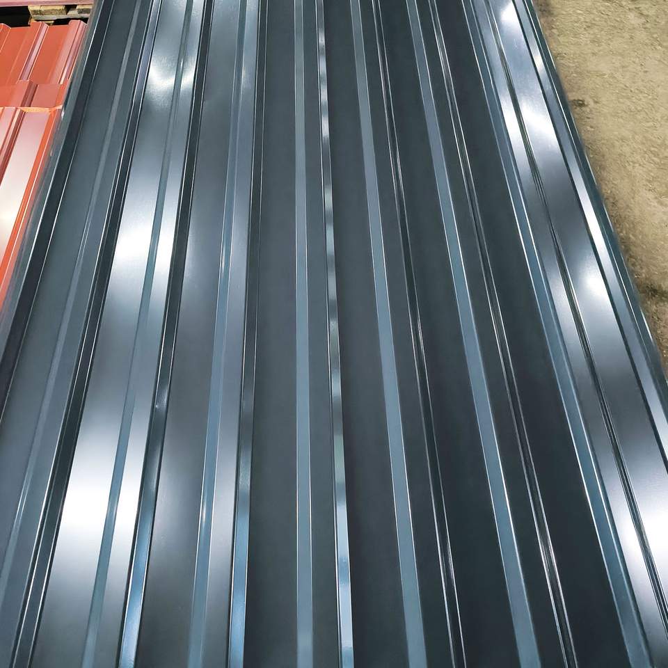 Antracit trapézlemez tekercs kifejtése