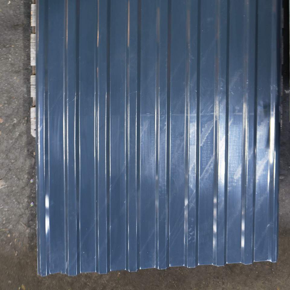 Antracit trapézlemez felszerelve