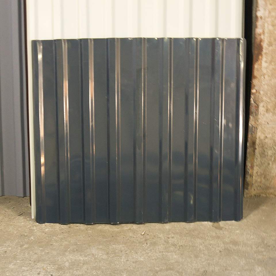 Antracit trapézlemez épületen