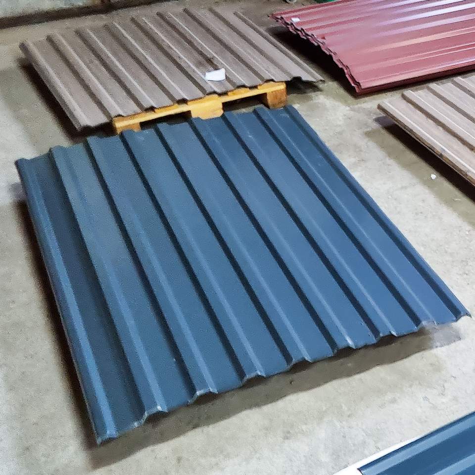 Antracit trapézlemez kerítésen