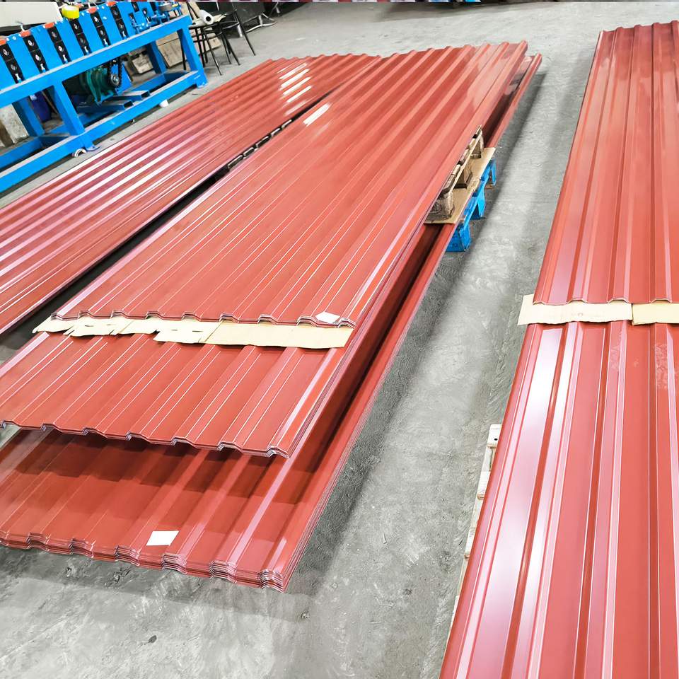 Cserépvörös trapézlemez gyártás csarnokban