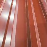 Cserépvörös trapézlemez profil közelről