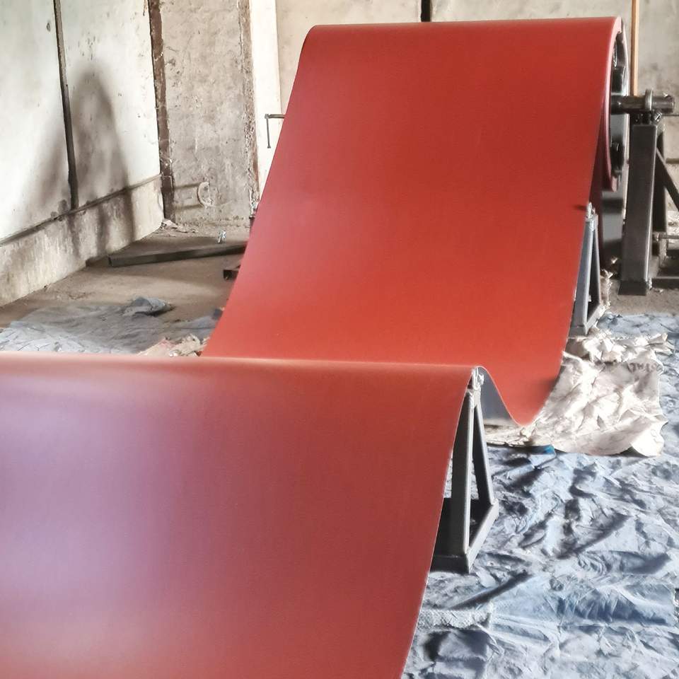 Cserépvörös trapézlemez tekercs kifejtése