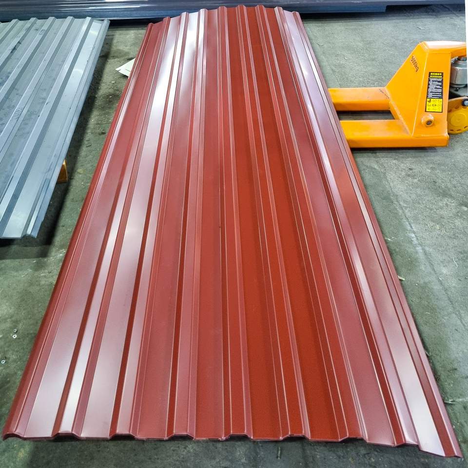 Cserépvörös trapézlemez felszerelve