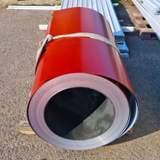 Cserépvörös trapézlemez épületen