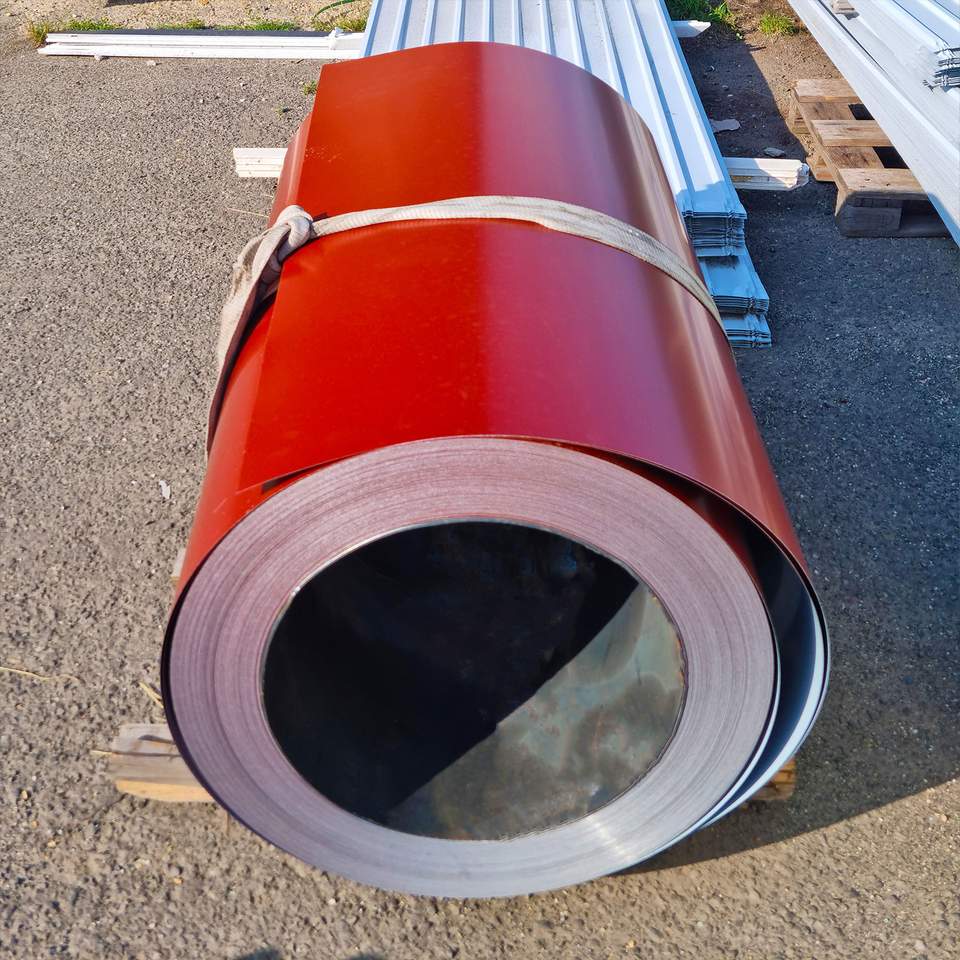 Cserépvörös trapézlemez épületen