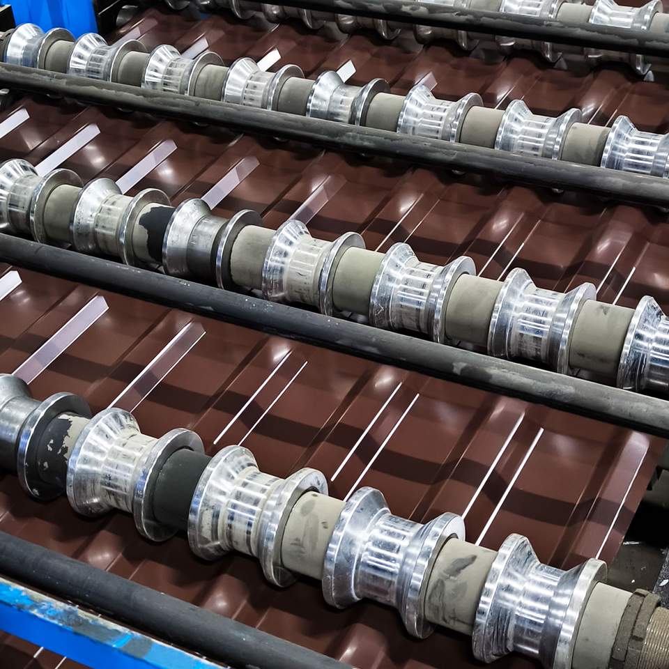 Csokoládébarna trapézlemez hengerelés gépen