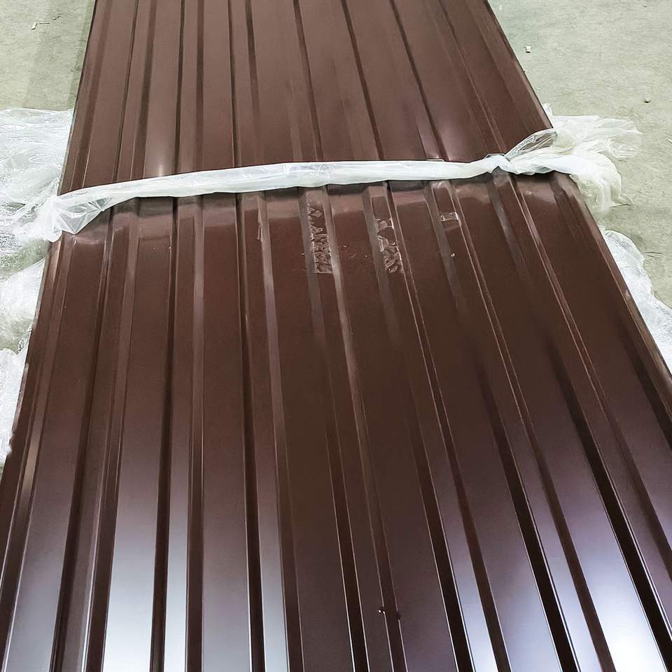 Csokoládébarna trapézlemez kész lemezek csomagolva