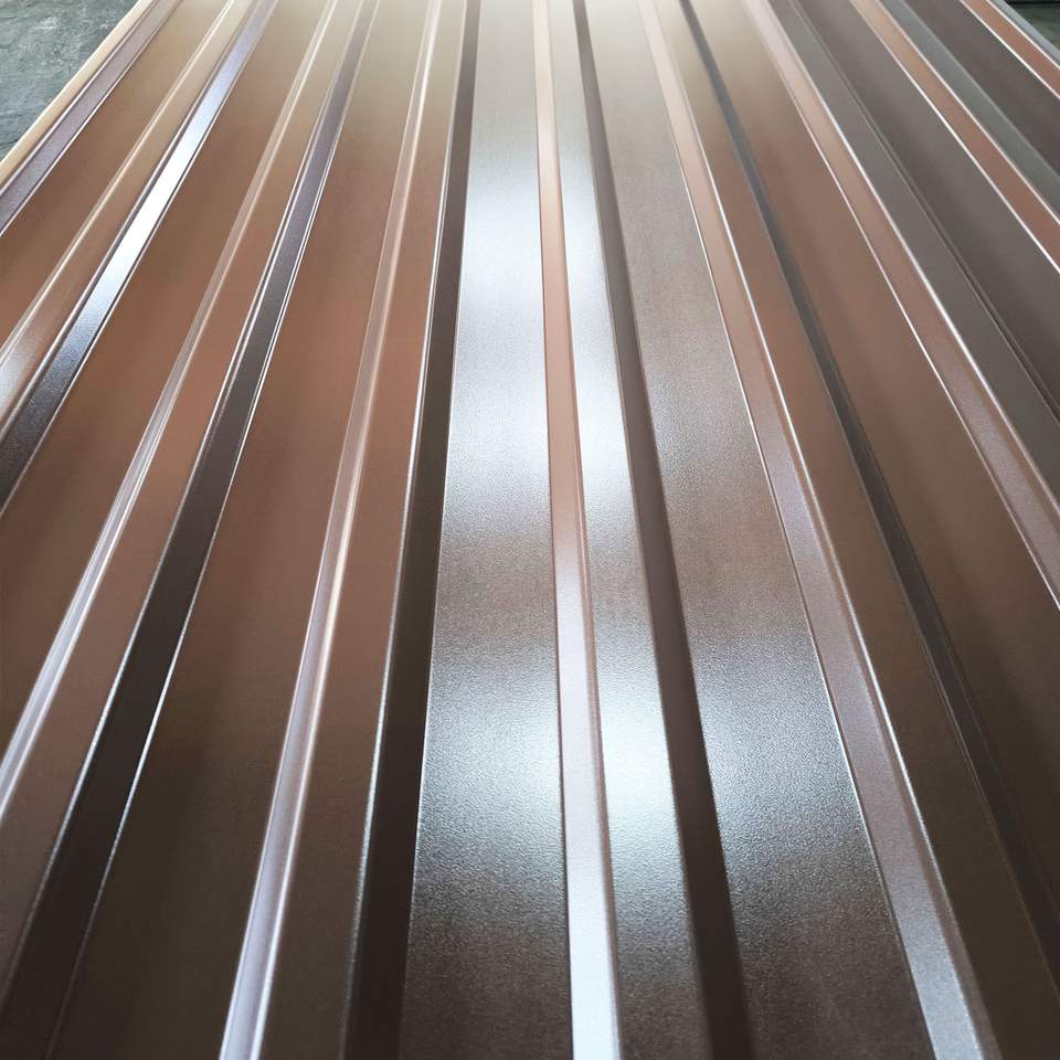 Csokoládébarna trapézlemez tekercs közelről