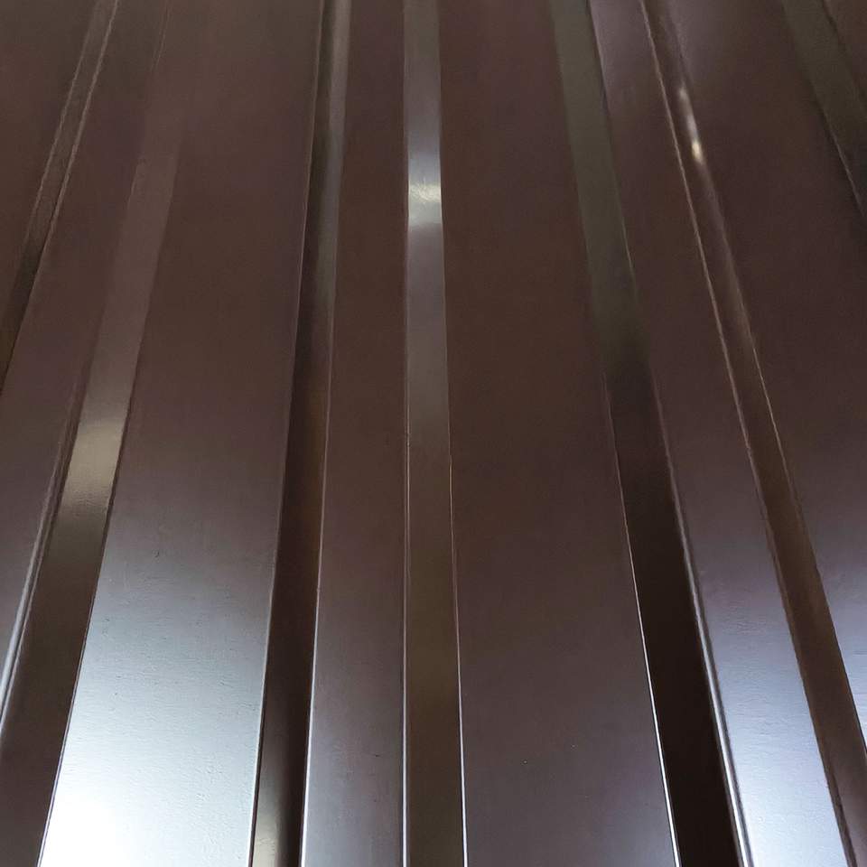 Csokoládébarna trapézlemez profil közelről