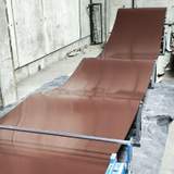 Csokoládébarna trapézlemez tekercs kifejtése