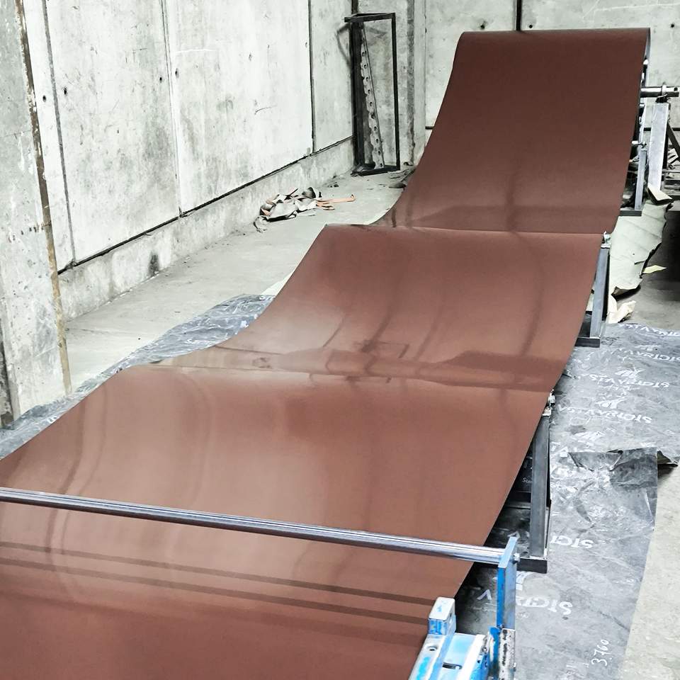 Csokoládébarna trapézlemez tekercs kifejtése