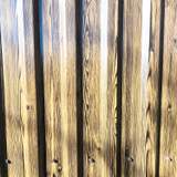 Famintás trapézlemez kerítés közelről