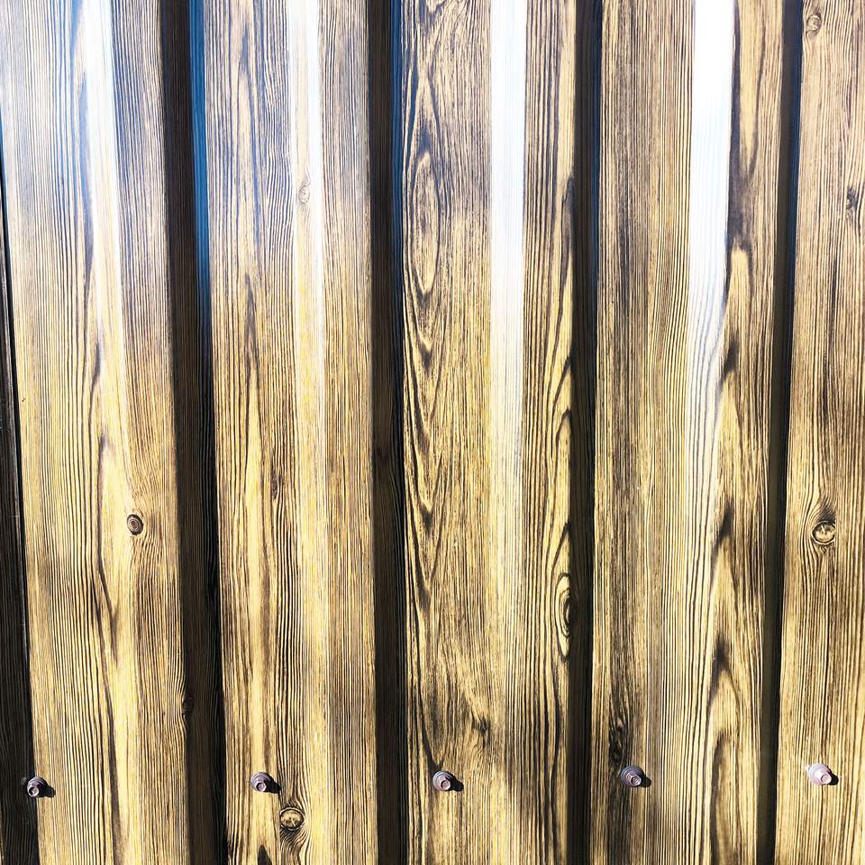 Famintás trapézlemez kerítés közelről