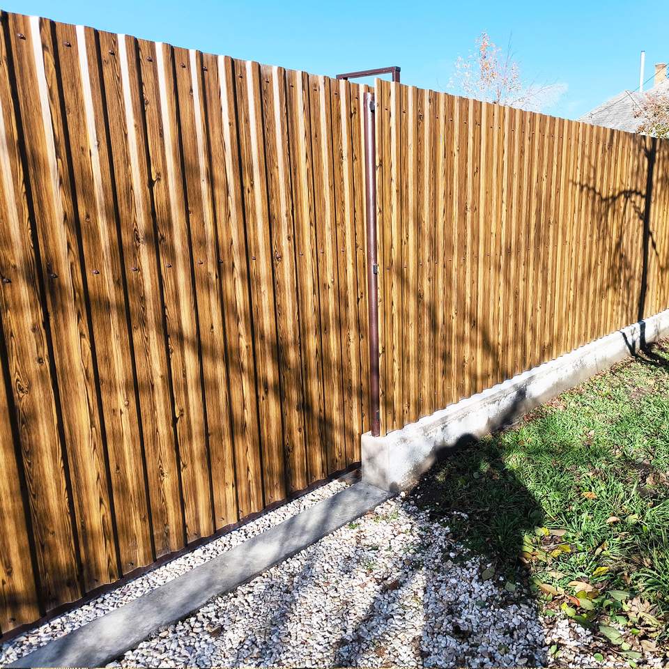 Famintás trapézlemez kerítés teljes nézet