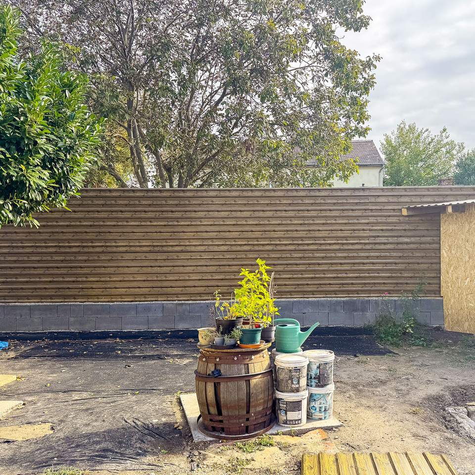 Famintás trapézlemez épületen