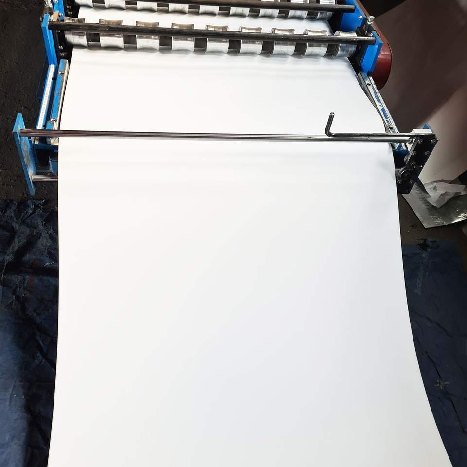 Fehér trapézlemez felület közelről