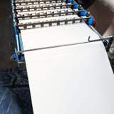 Fehér trapézlemez gyártás gépen