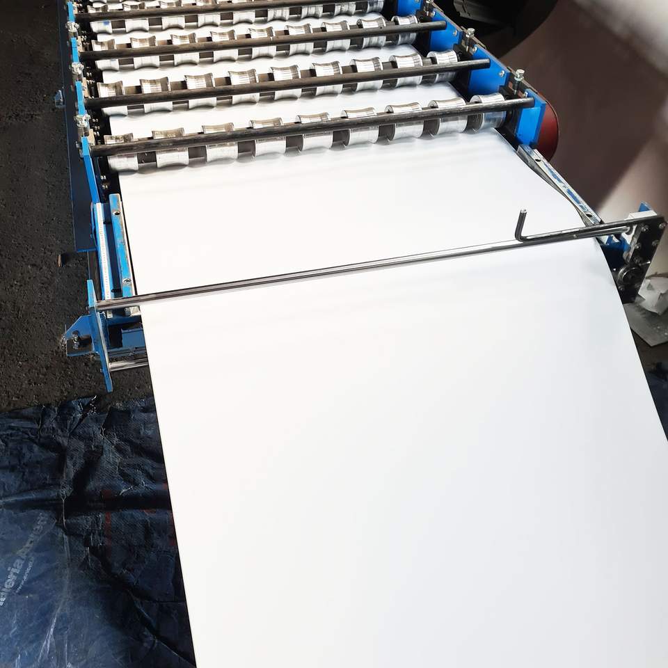 Fehér trapézlemez gyártás gépen