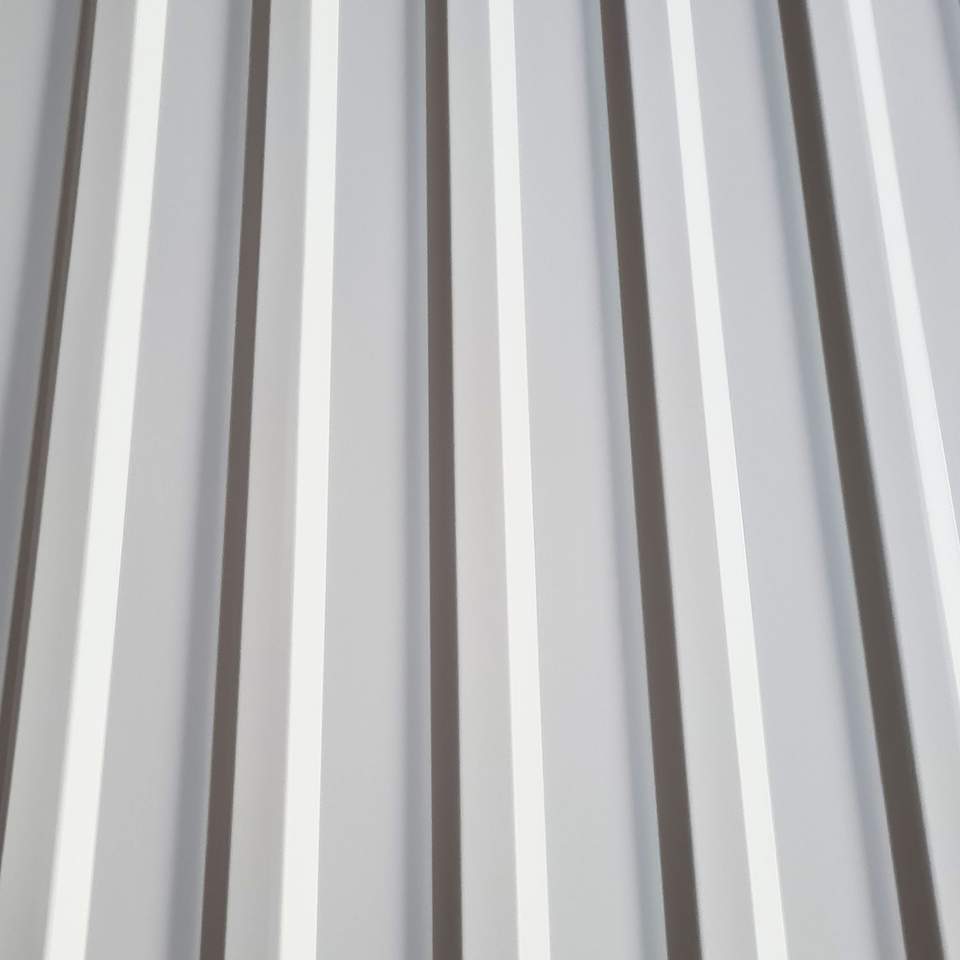 Fehér trapézlemez profil közelről