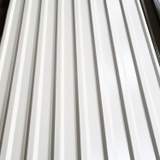 Fehér trapézlemez tekercs kifejtése