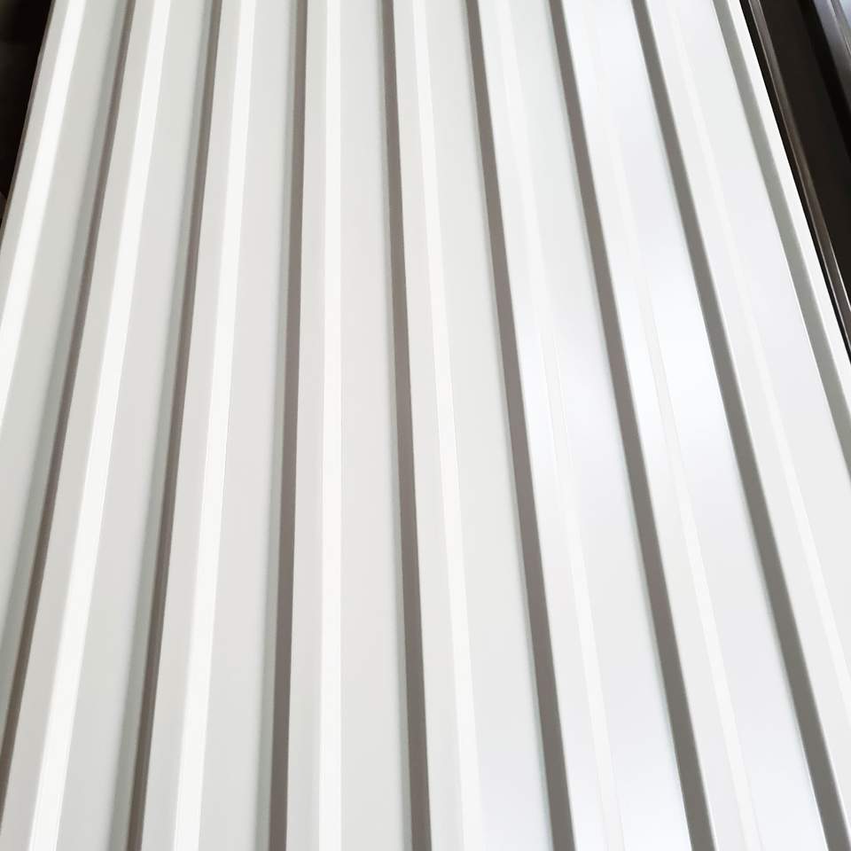 Fehér trapézlemez tekercs kifejtése