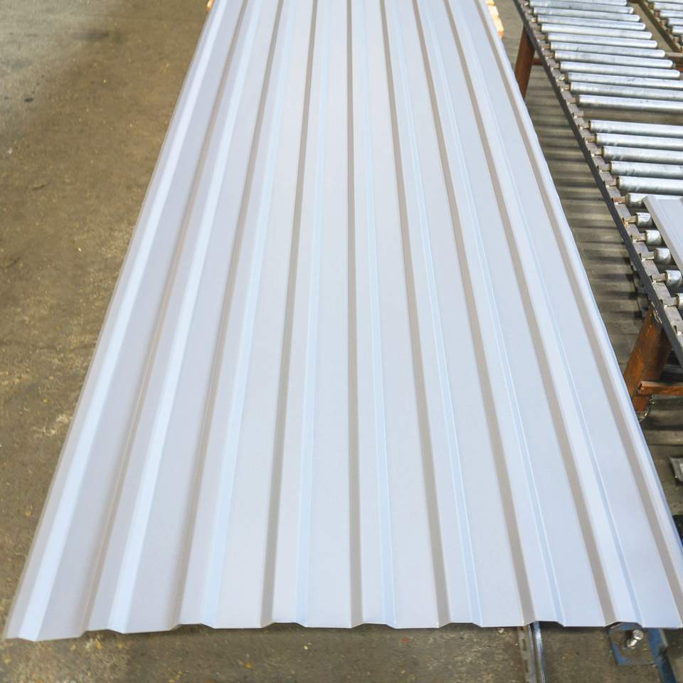 Fehér trapézlemez felszerelve