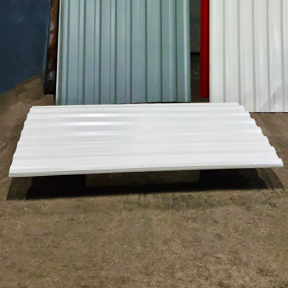 Fehér trapézlemez épületen