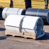 Fehér trapézlemez tetőn