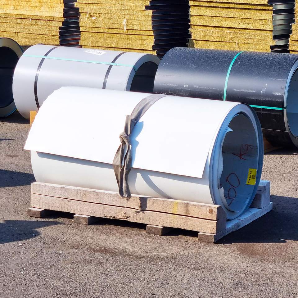 Fehér trapézlemez tetőn