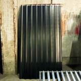 Fekete trapézlemez felszerelve