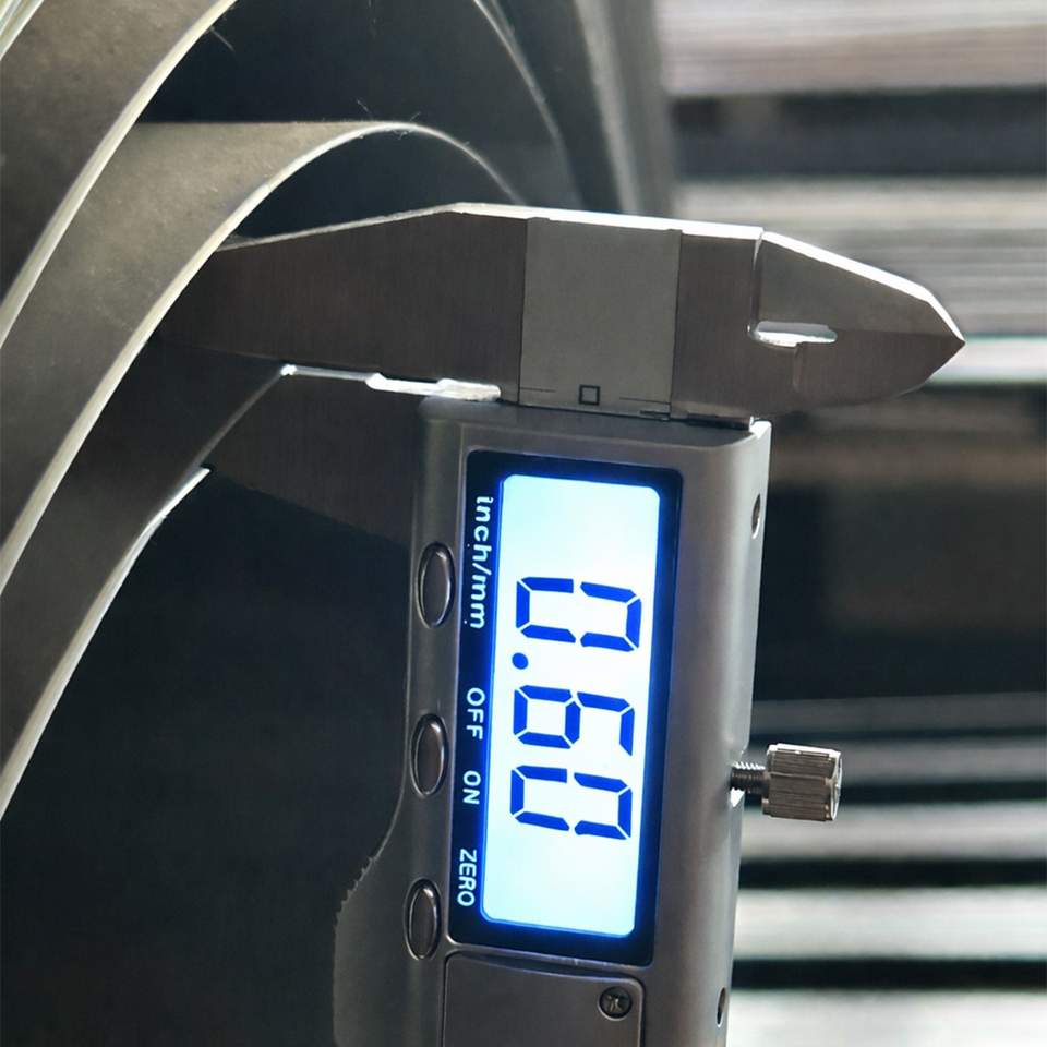 0.6mm trapézlemez vastagság mérése tolómérővel