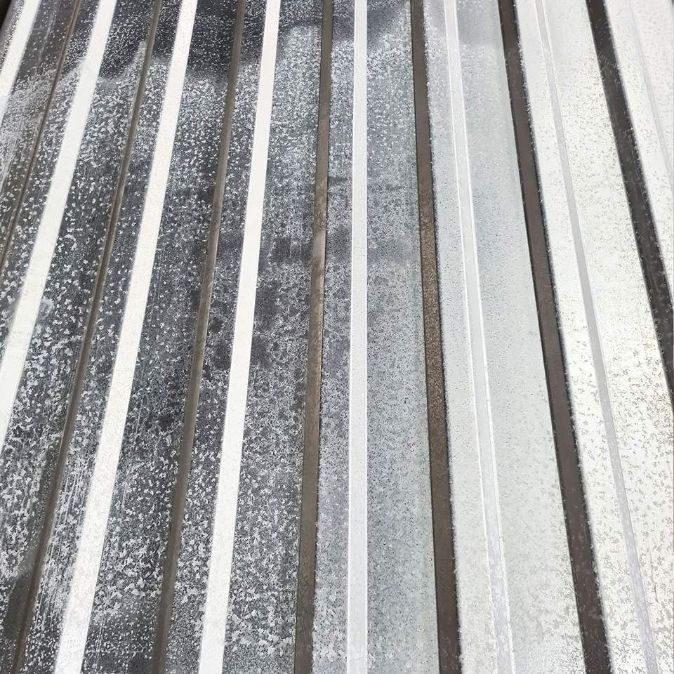 Horganyzott trapézlemez felület közelről