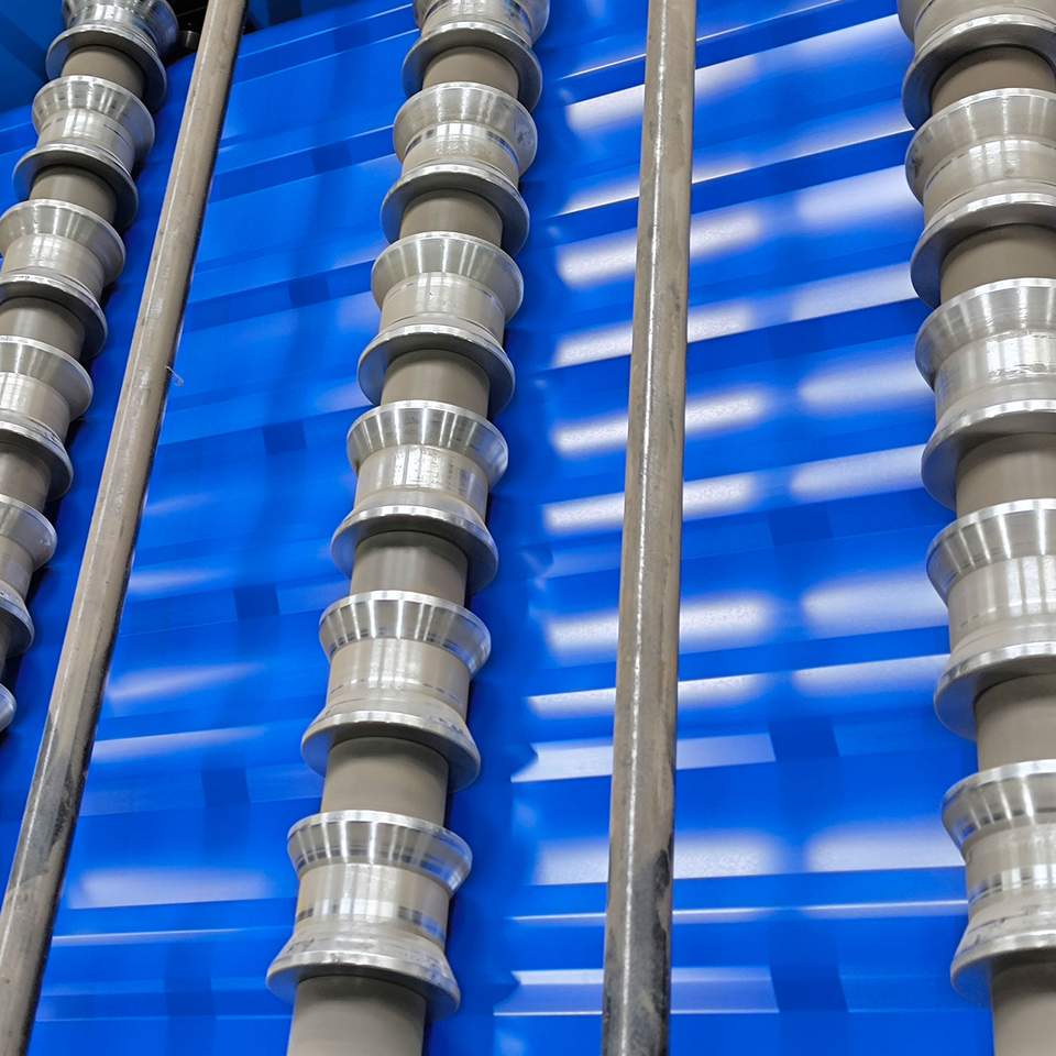 Kék trapézlemez gyártás gépen