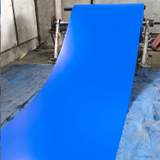 Kék trapézlemez tekercs kifejtése gyártás közben