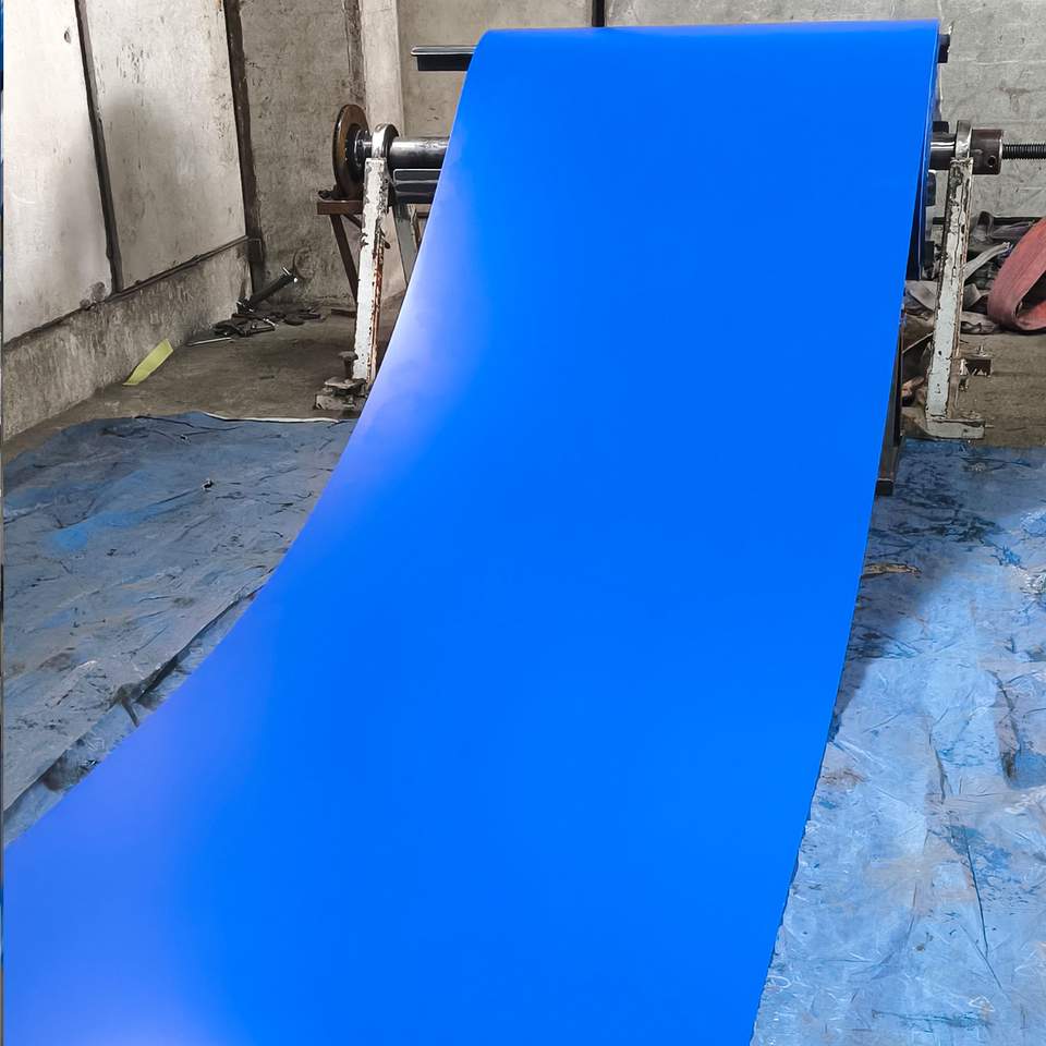 Kék trapézlemez tekercs kifejtése gyártás közben