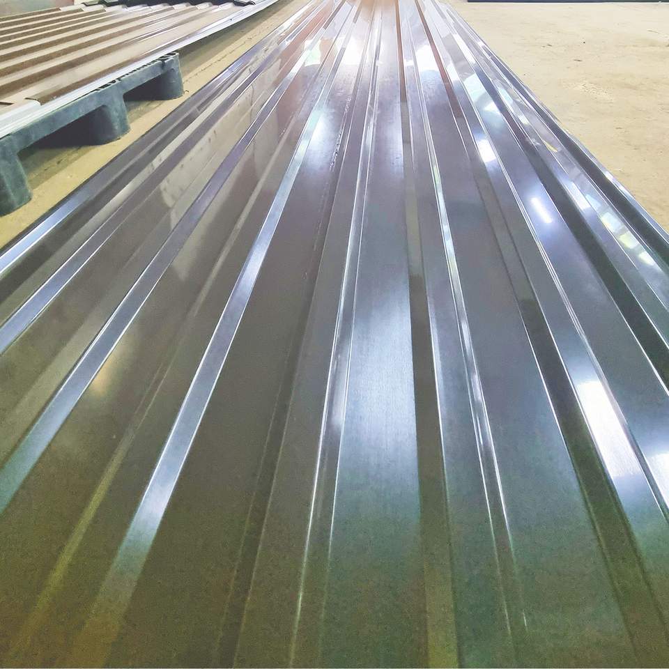 Natúr horganyzott trapézlemez épületen