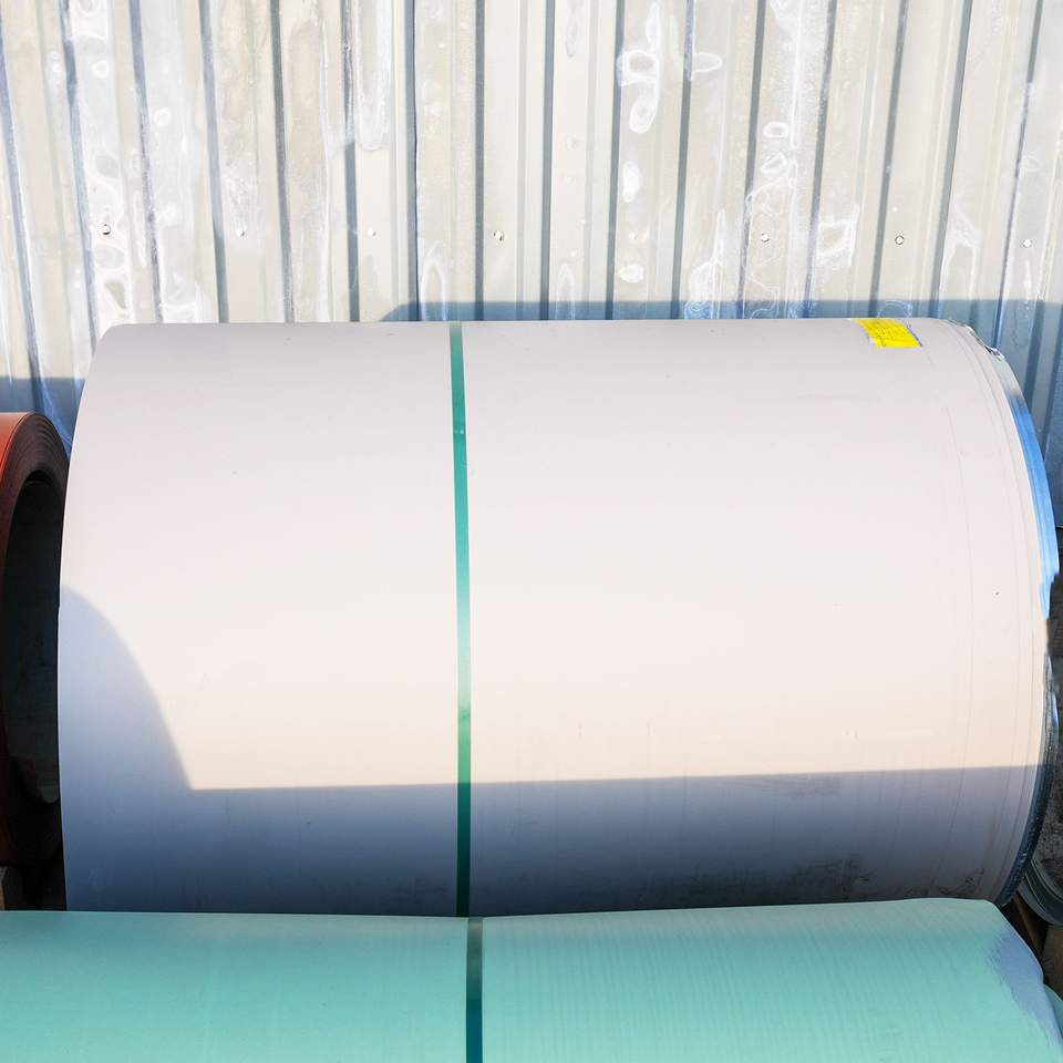 Törtfehér trapézlemez felszerelve