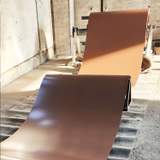 Világosbarna trapézlemez felület közelről