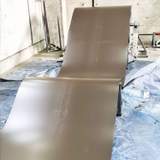 Világosbarna trapézlemez tekercs kifejtése